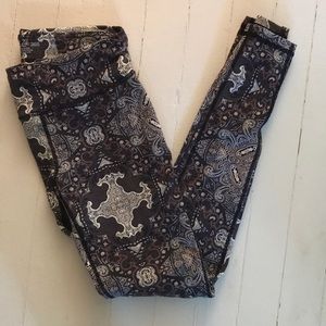 Patterned workout leggings